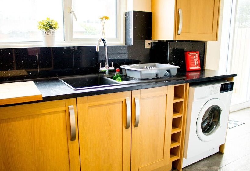 Резиденция Spacious 5 Bed House! Tilbury! Free Parking!