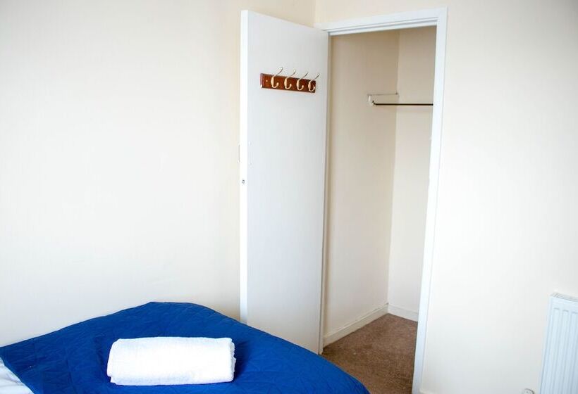 Резиденция Spacious 5 Bed House! Tilbury! Free Parking!