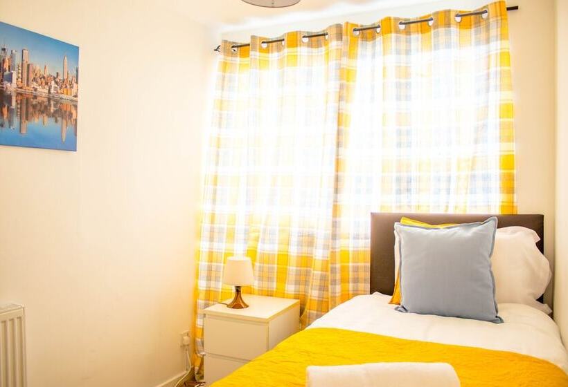 Резиденция Spacious 5 Bed House! Tilbury! Free Parking!