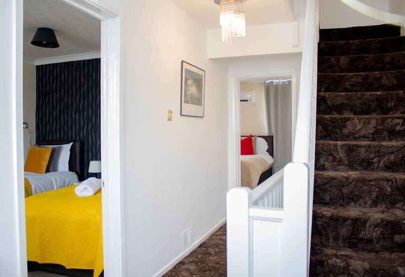 Резиденция Spacious 5 Bed House! Tilbury! Free Parking!