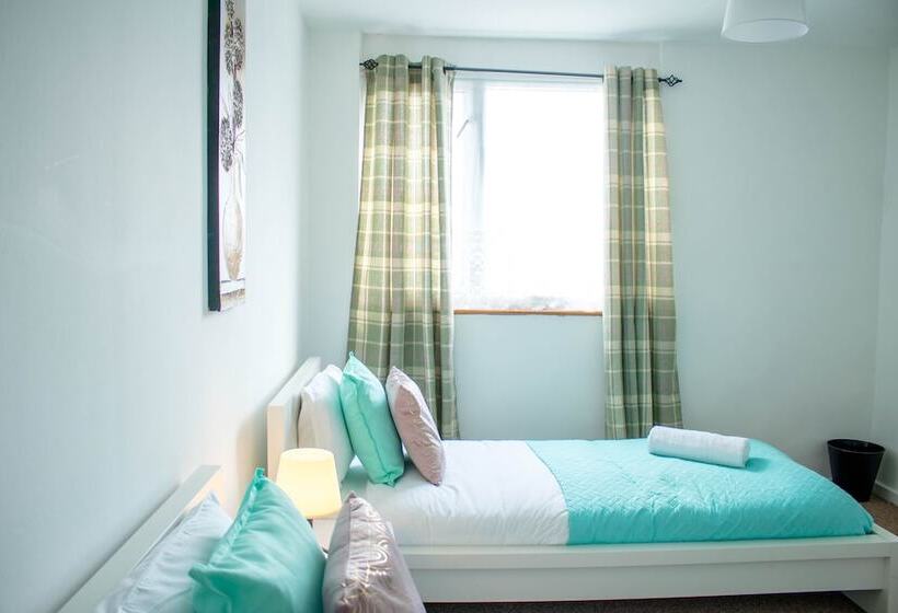 Резиденция Spacious 5 Bed House! Tilbury! Free Parking!