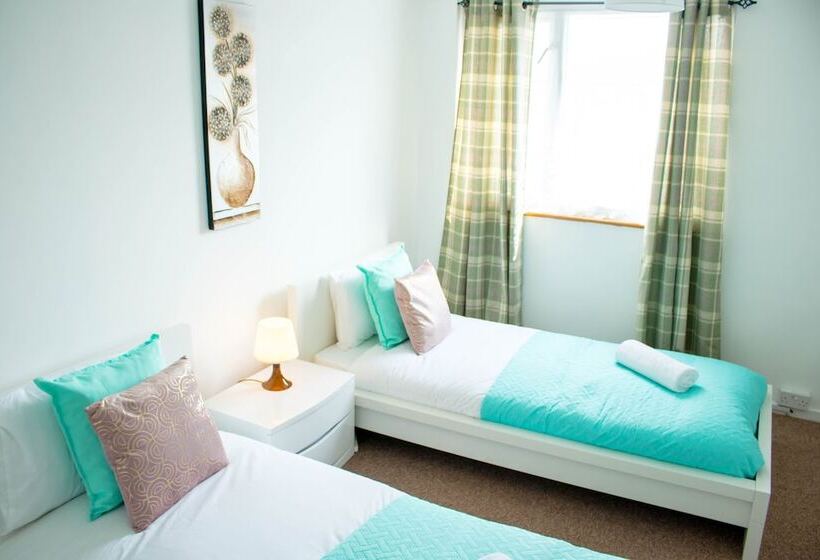 Резиденция Spacious 5 Bed House! Tilbury! Free Parking!