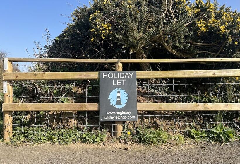 住所  Traditional 3 Bed Cottage, Log Burner & Sea Views!