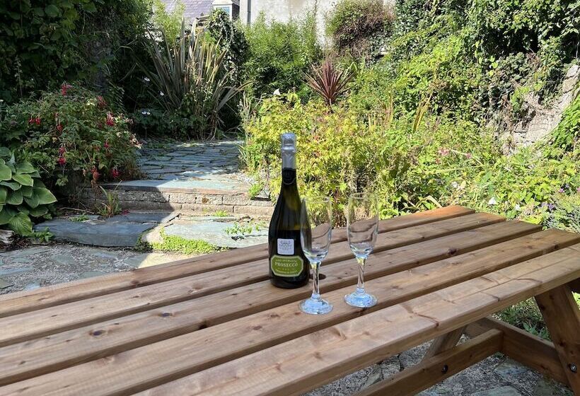 住所  Traditional 3 Bed Cottage, Log Burner & Sea Views!