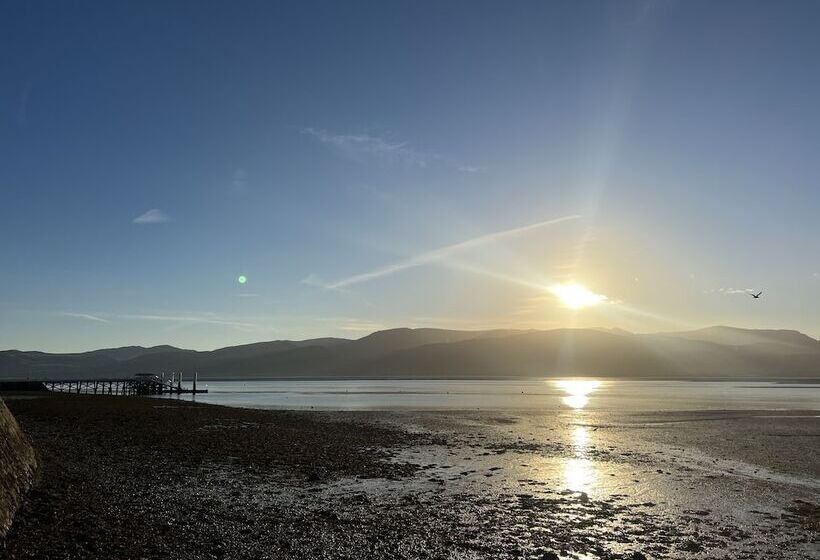 住所  Traditional 3 Bed Cottage, Log Burner & Sea Views!