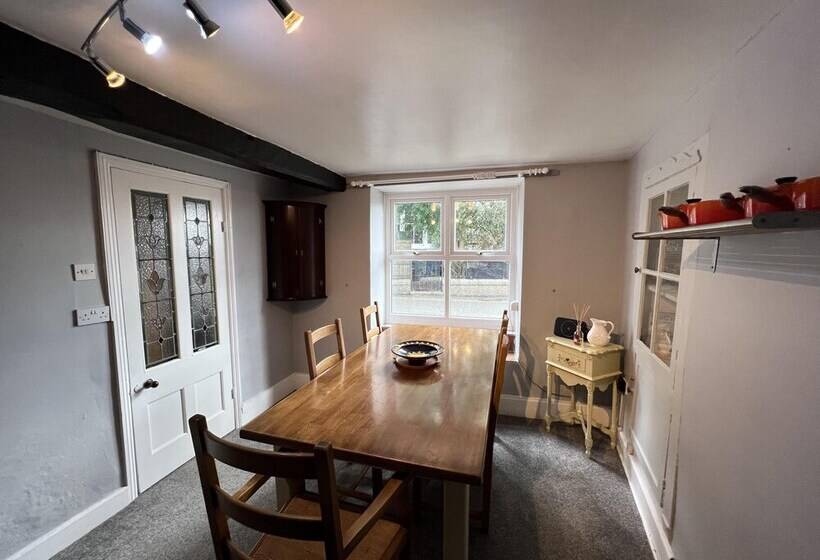 住所  Traditional 3 Bed Cottage, Log Burner & Sea Views!