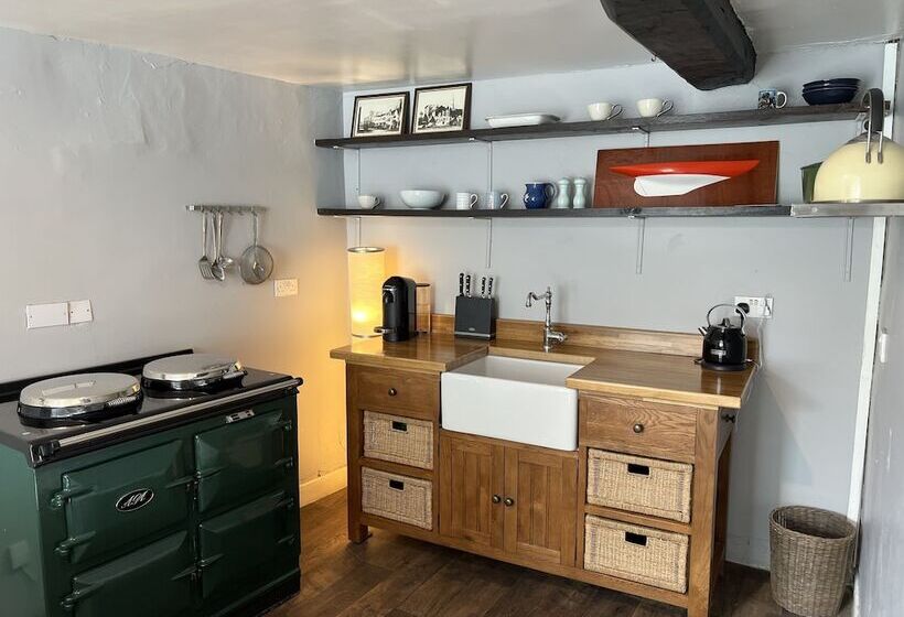 住所  Traditional 3 Bed Cottage, Log Burner & Sea Views!