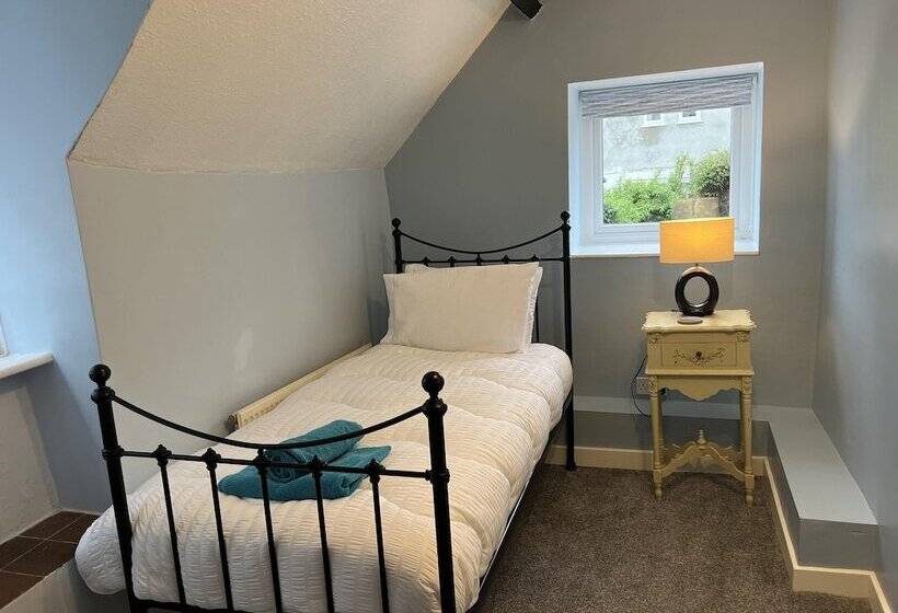 住所  Traditional 3 Bed Cottage, Log Burner & Sea Views!