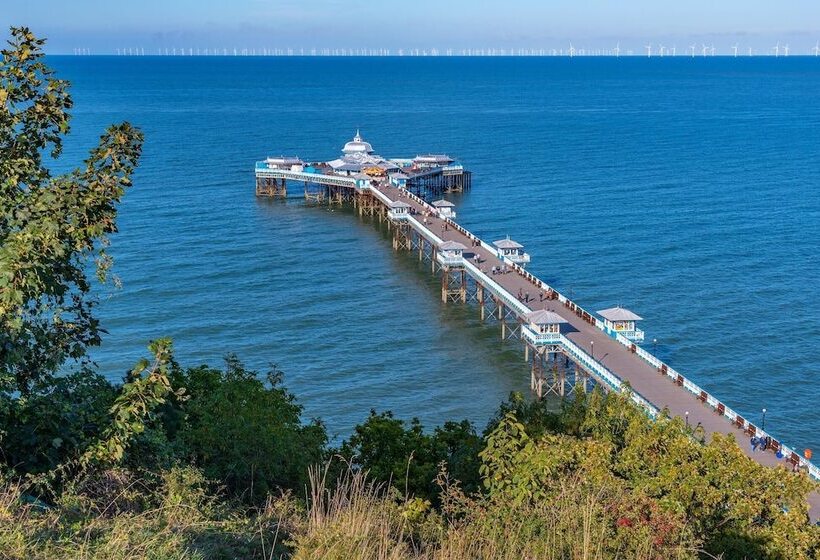 渡假胜地  The North Wales Gathering   Hot Tub Sleeps Up To 16