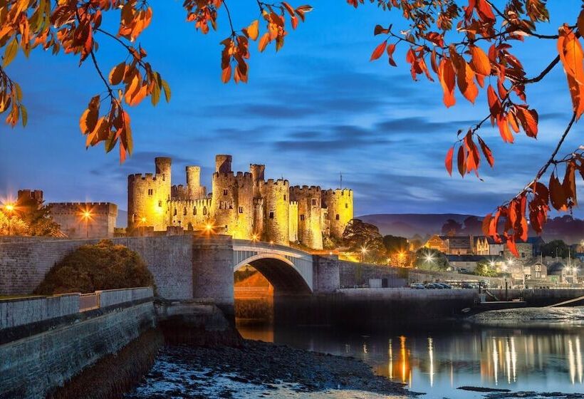 渡假胜地  The North Wales Gathering   Hot Tub Sleeps Up To 16