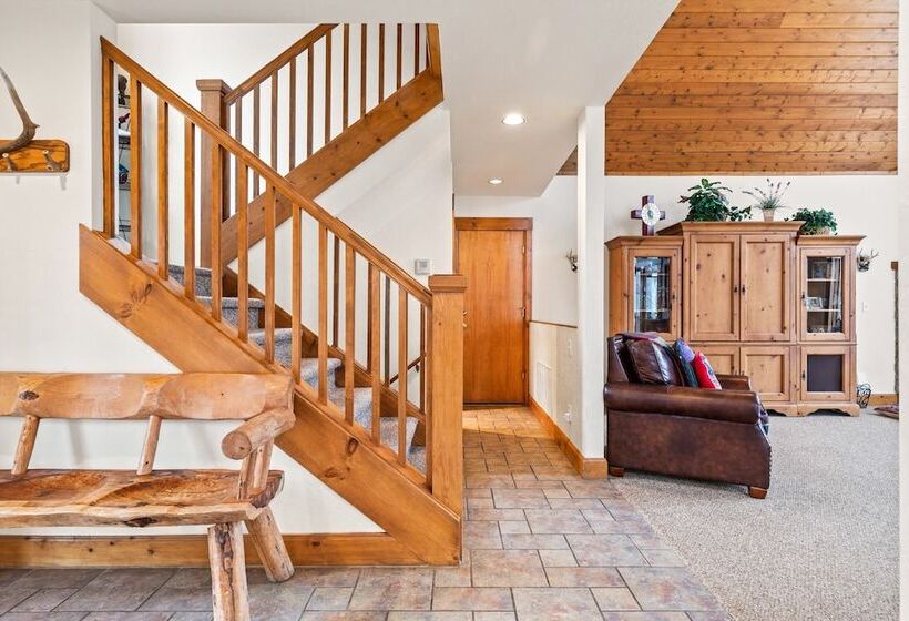 Russell Home By Avantstay Expansive Deck, Stunning Views & Hot Tub!