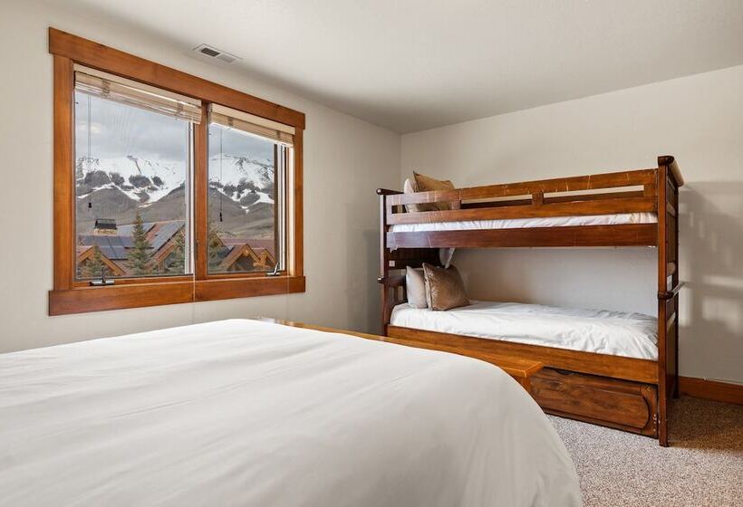 Russell Home By Avantstay Expansive Deck, Stunning Views & Hot Tub!