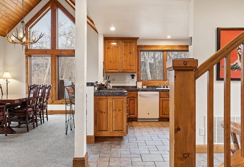 Russell Home By Avantstay Expansive Deck, Stunning Views & Hot Tub!