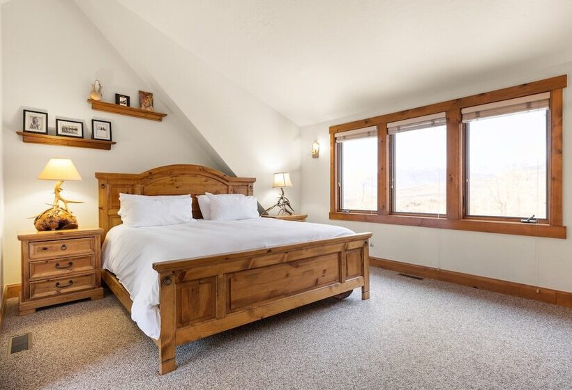 Russell Home By Avantstay Expansive Deck, Stunning Views & Hot Tub!