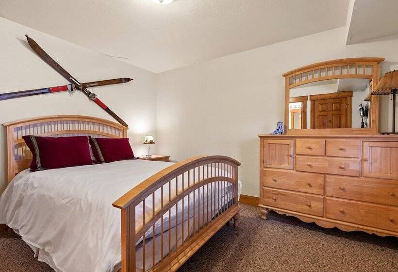 Russell Home By Avantstay Expansive Deck, Stunning Views & Hot Tub!