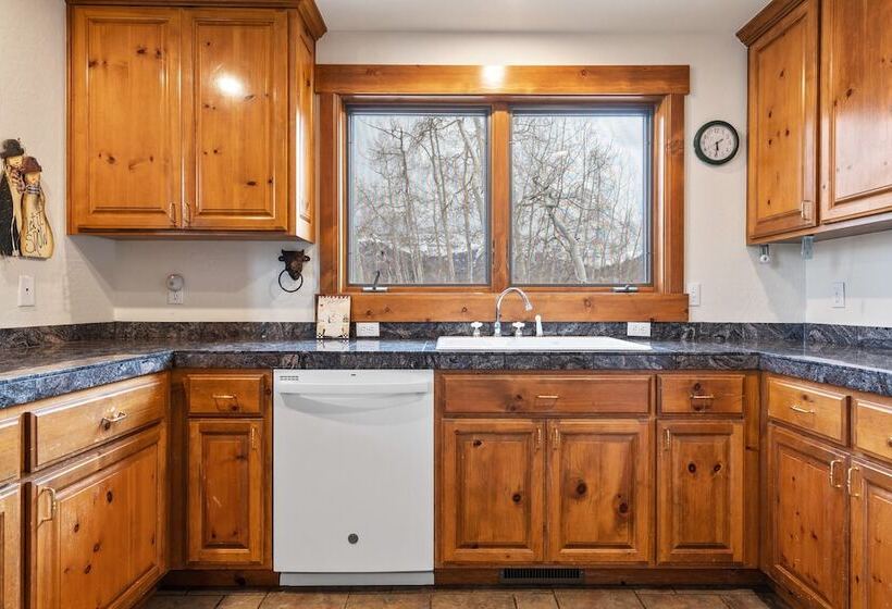 Russell Home By Avantstay Expansive Deck, Stunning Views & Hot Tub!