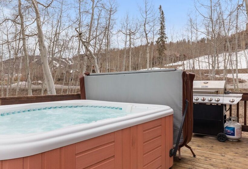 Russell Home By Avantstay Expansive Deck, Stunning Views & Hot Tub!