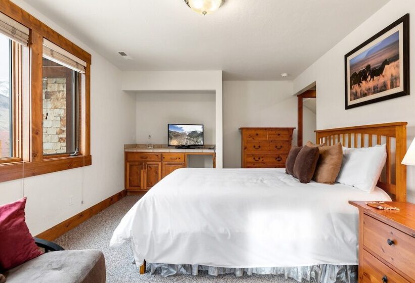 Russell Home By Avantstay Expansive Deck, Stunning Views & Hot Tub!