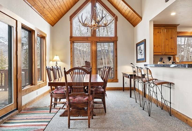 Russell Home By Avantstay Expansive Deck, Stunning Views & Hot Tub!