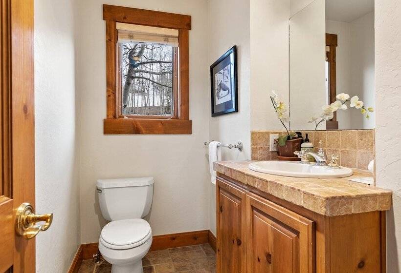 Russell Home By Avantstay Expansive Deck, Stunning Views & Hot Tub!