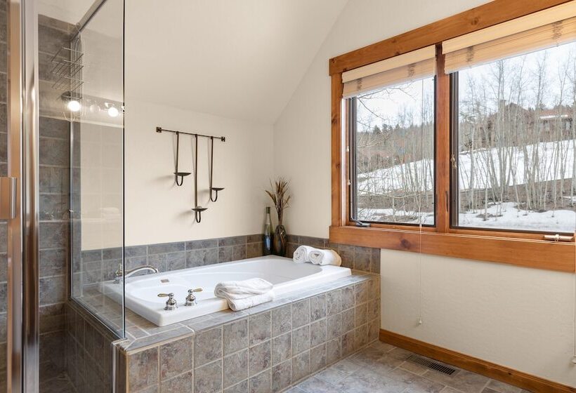 Russell Home By Avantstay Expansive Deck, Stunning Views & Hot Tub!