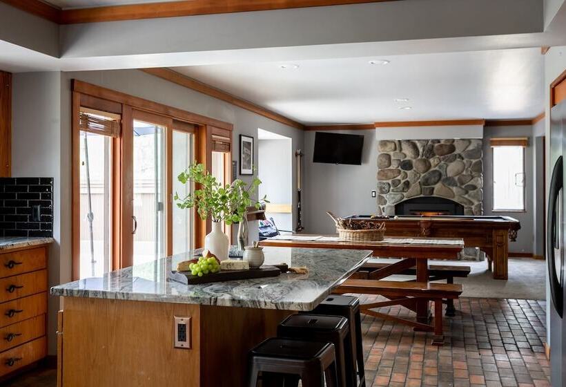 Skylight By Avantstay Elevated Mountain Home W/ Hot Tub, Billiards, Large Patio