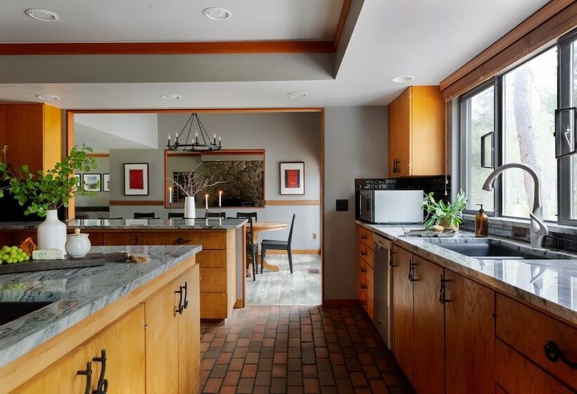 Skylight By Avantstay Elevated Mountain Home W/ Hot Tub, Billiards, Large Patio