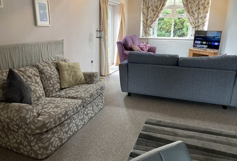 Spacious Detached Bungalow With Ample Parking