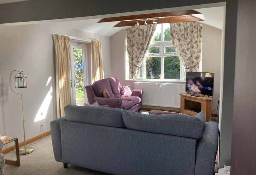 Spacious Detached Bungalow With Ample Parking