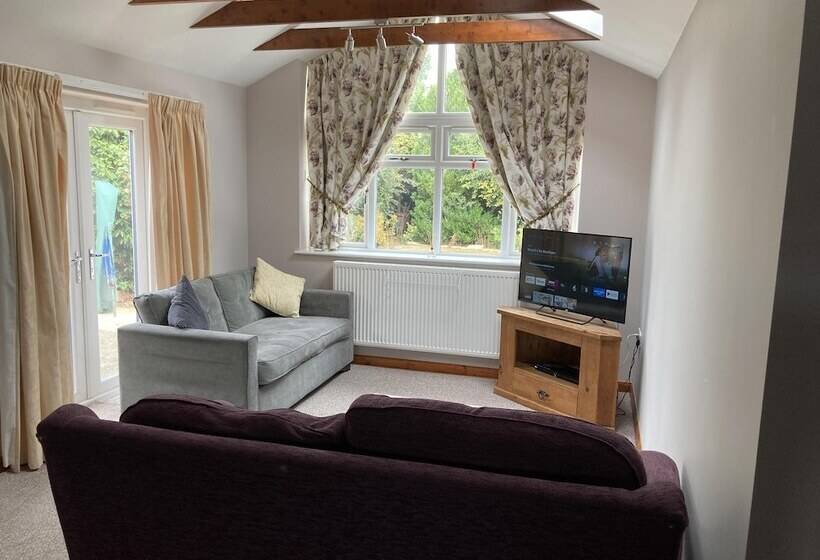 Spacious Detached Bungalow With Ample Parking