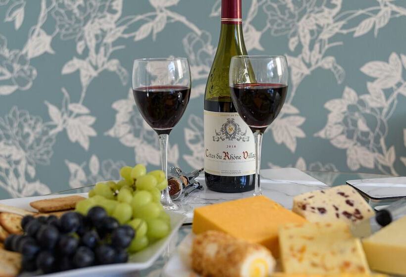 Spacious Detached Bungalow With Ample Parking