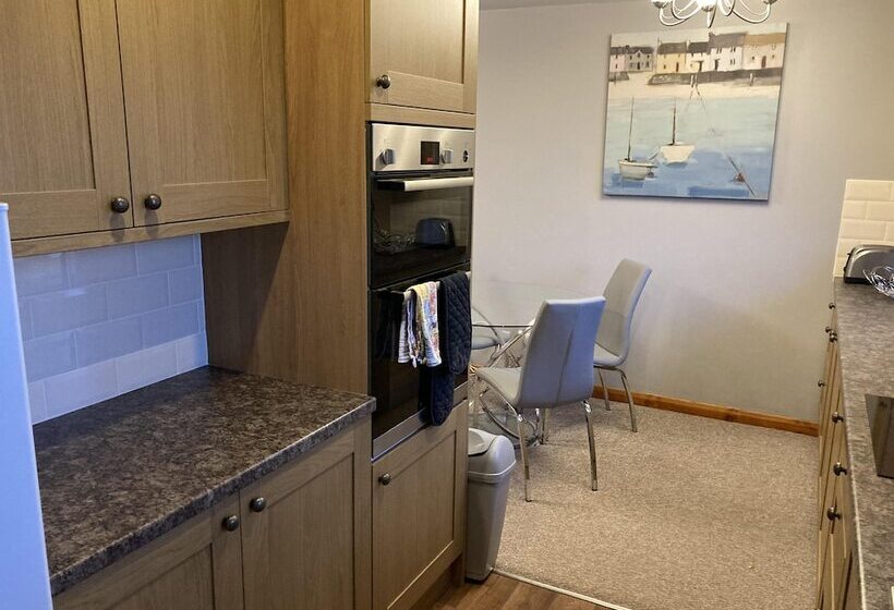 Spacious Detached Bungalow With Ample Parking