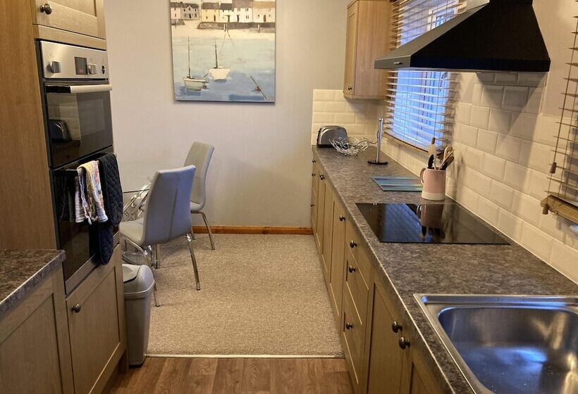 Spacious Detached Bungalow With Ample Parking