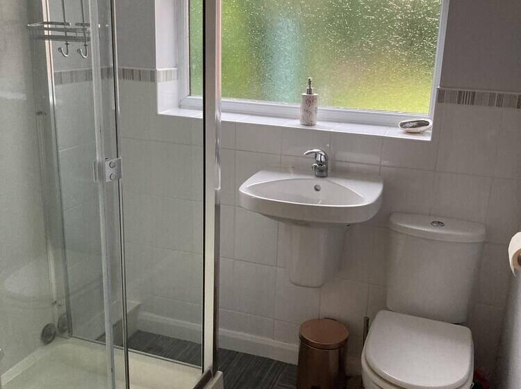 Spacious Detached Bungalow With Ample Parking