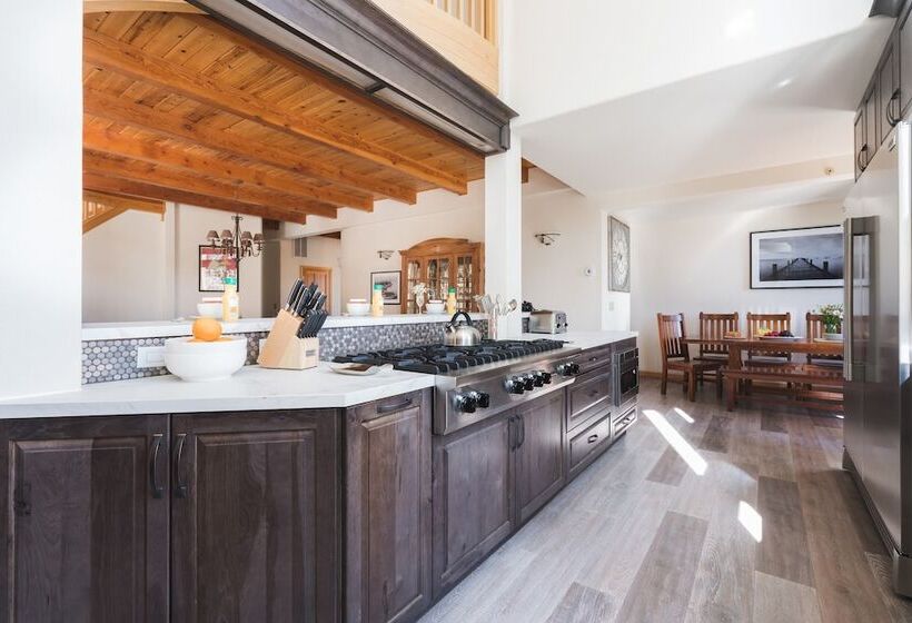 Sparrow By Avantstay Modern Mountain Retreat W/ Hot Tub, Pool Table & Games!