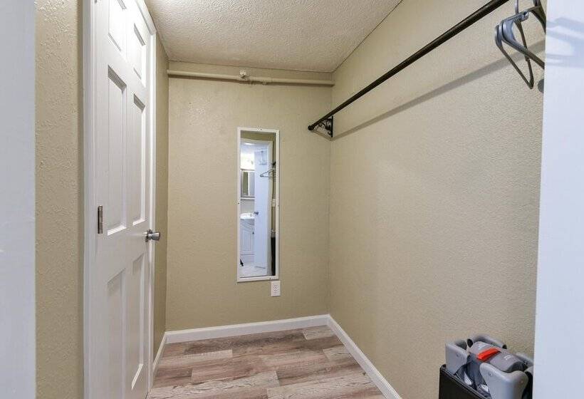 Stay N Play   Downtown Branson   Free Trolley Or Walk To All The Fun!!