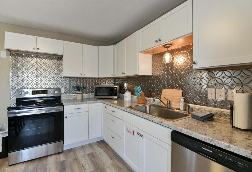 Stay N Play   Downtown Branson   Free Trolley Or Walk To All The Fun!!