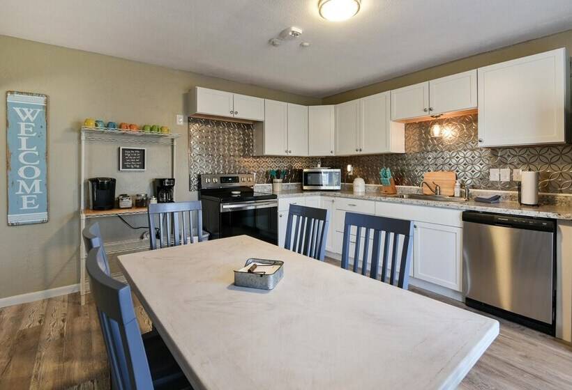 Stay N Play   Downtown Branson   Free Trolley Or Walk To All The Fun!!