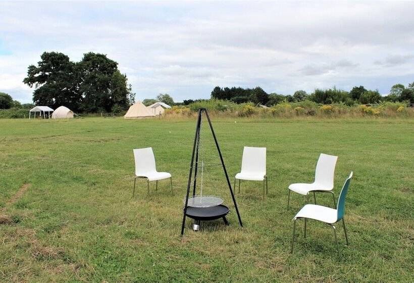 Stunning 5 Bed Cabin In Ashton Under Hill