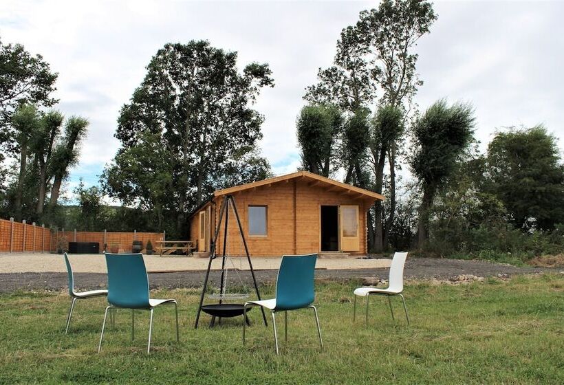 Stunning 5 Bed Cabin In Ashton Under Hill