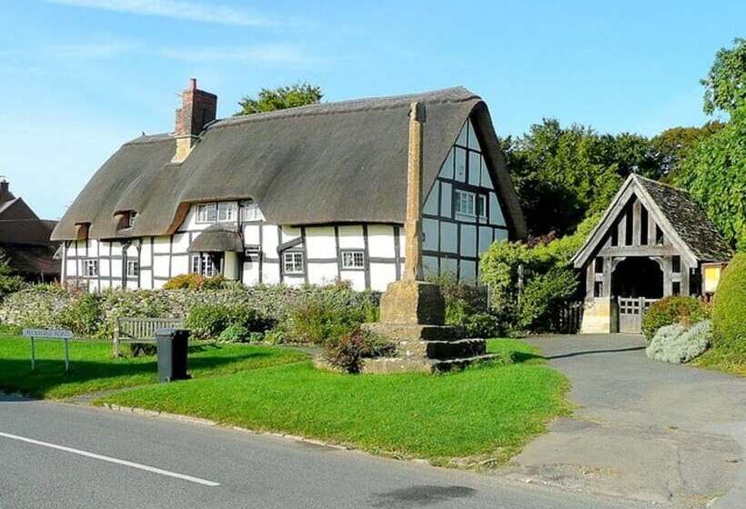 Stunning 5 Bed Cabin In Ashton Under Hill