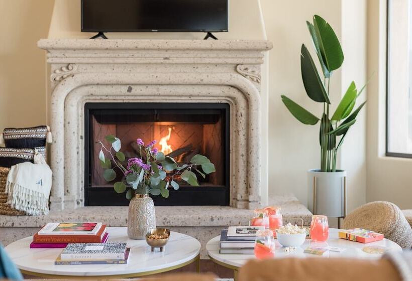 Sunbeam By Avantstay Elegant, Private Desert Home W/ Infinity Pool, Spa & View