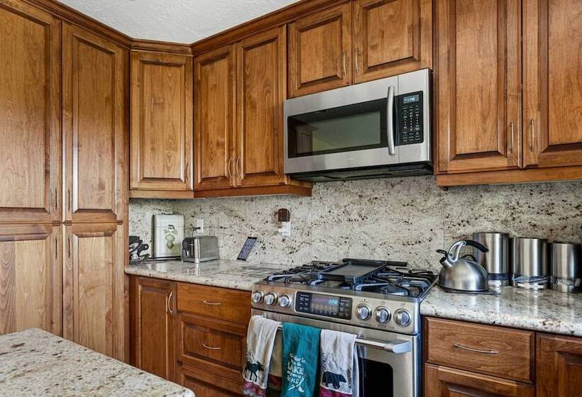 Sutter Ln By Avantstay Beautifully Remodeled Kitchen,4cabin Chic Bedrooms