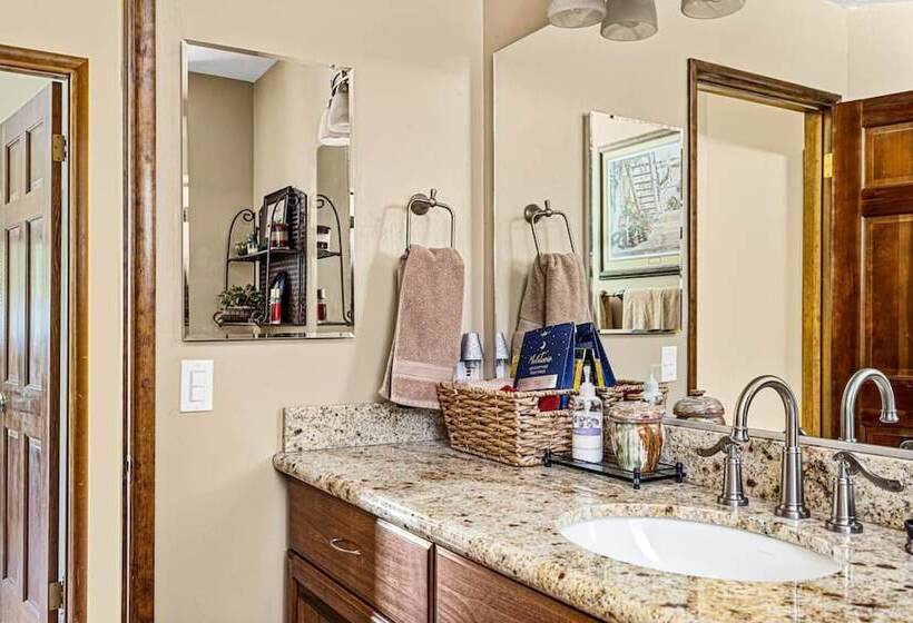 Sutter Ln By Avantstay Beautifully Remodeled Kitchen,4cabin Chic Bedrooms