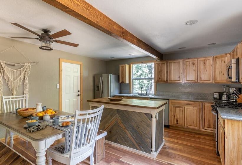 Sweet Pine Deck + Hot Tub, Cozy Modern Interior Close To Ski Resort!