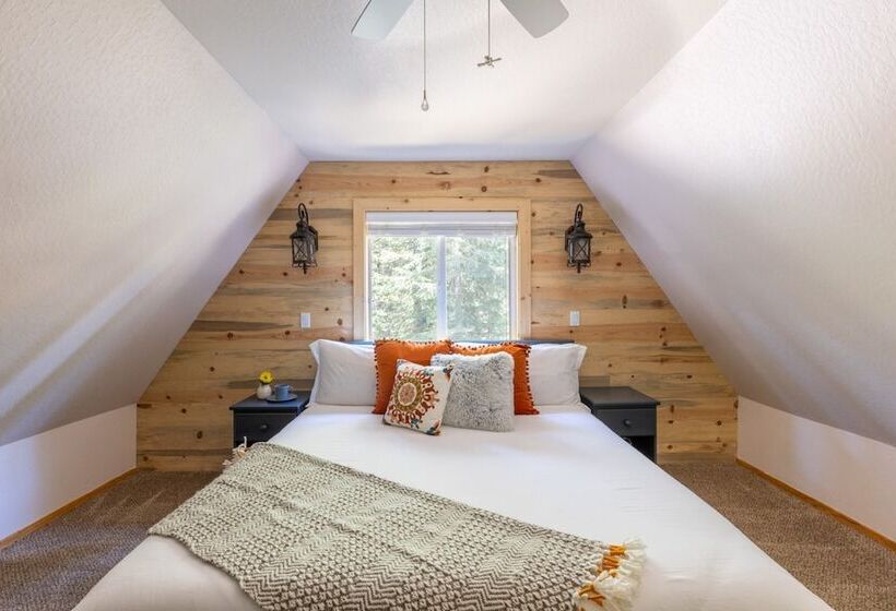 Sweet Pine Deck + Hot Tub, Cozy Modern Interior Close To Ski Resort!