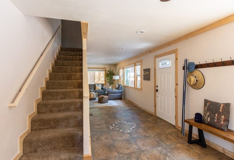 Sweet Pine Deck + Hot Tub, Cozy Modern Interior Close To Ski Resort!