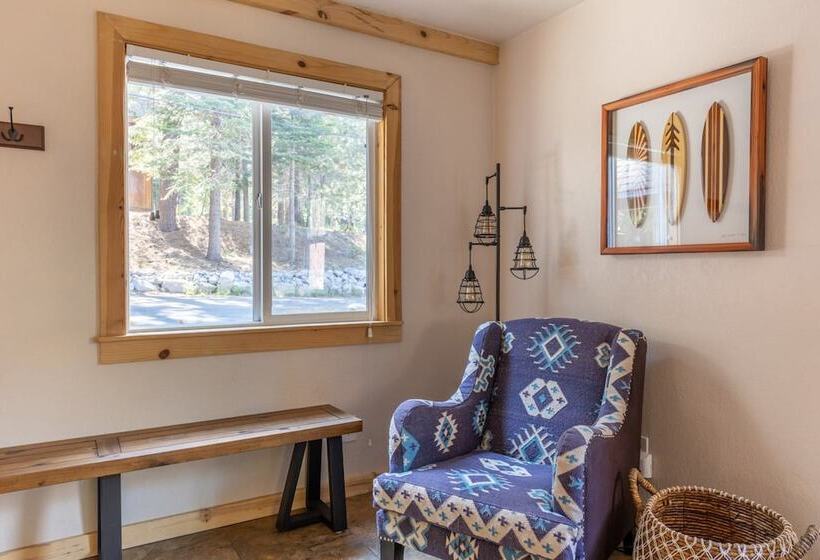 Sweet Pine Deck + Hot Tub, Cozy Modern Interior Close To Ski Resort!