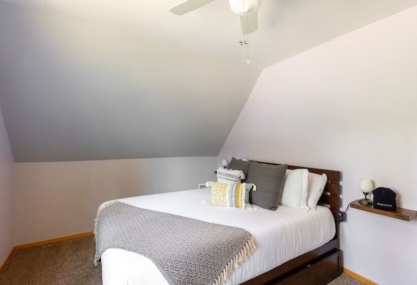 Sweet Pine Deck + Hot Tub, Cozy Modern Interior Close To Ski Resort!