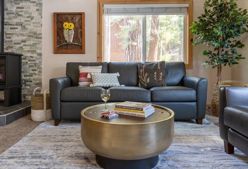 Sweet Pine Deck + Hot Tub, Cozy Modern Interior Close To Ski Resort!